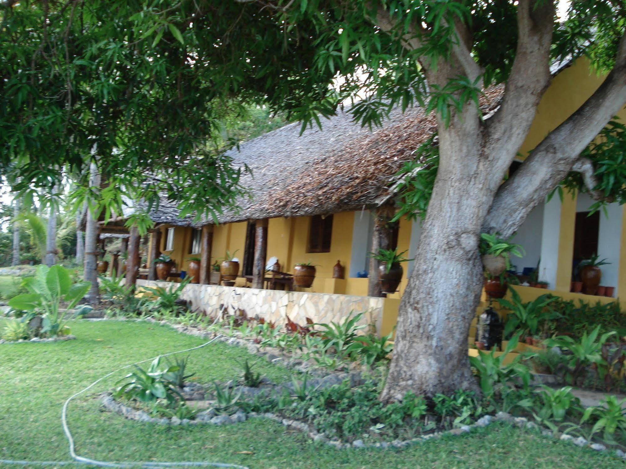 Kinasi Lodge Utende Ngoại thất bức ảnh